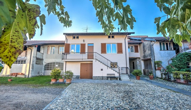 La Valbinella Few Meters From Varese Lake + Parking (Sleeps 4), Gavirate, Italy