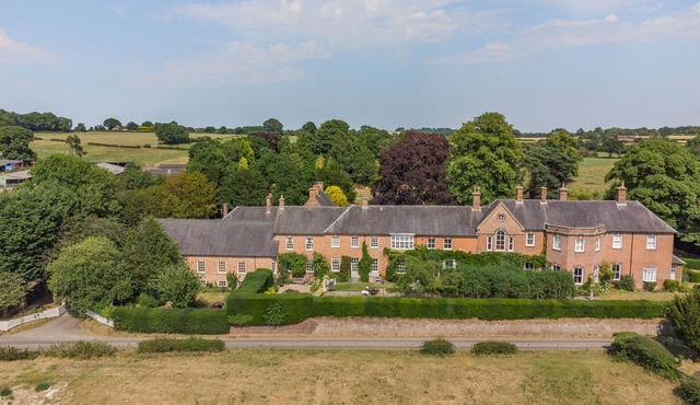 LADY POND RETREAT, family friendly, with hot tub in Ashbourne