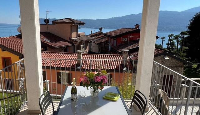 Lago Azzurro modern aparment with lake view and ba