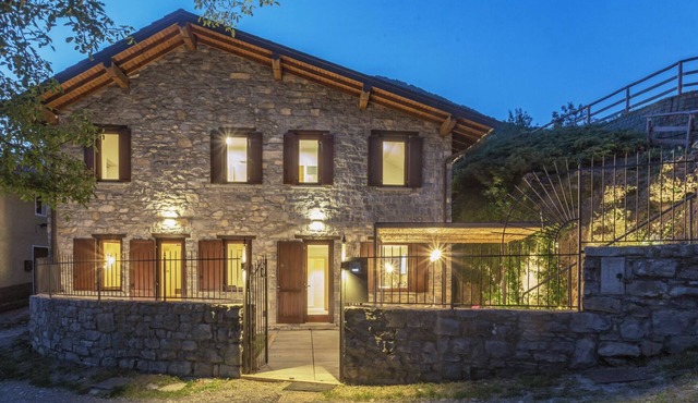 Lake Como - Villa with whirlpool between luxury and nature.