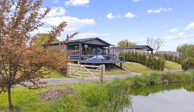Lake Log Cabin - Hot Tub & Tranquil Surroundings