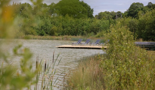 Lake View Barn Beautiful 4 bedroomed conversion sleep 9 with use of private lake