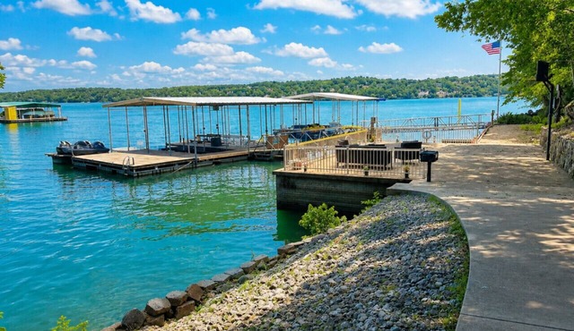 Lakefront 5BD/4.5BA/2Pools/Hottub/Sauna/Firepit/PizzaOven/Dock/PuttingGreen-10PP