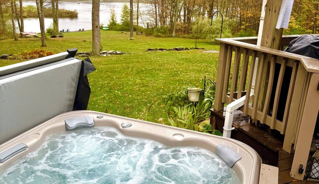 Lakefront Chalet w/hot tub, game room, and kayaks. Pet-friendly!