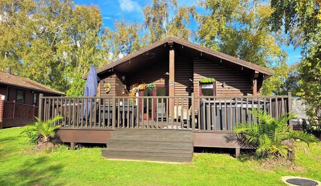 Lakeside Lodge with 6 berth hot tub and private fishing peg