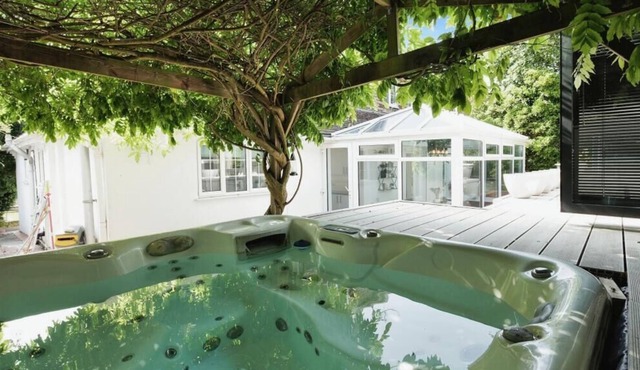 Large 5 Bedroom Brighton Home With Hot Tub