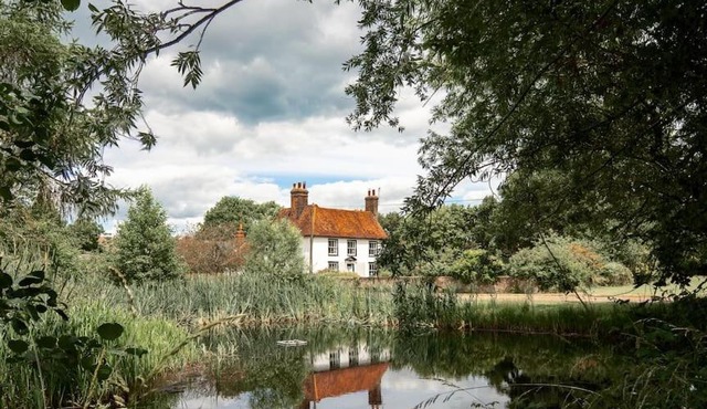 Large 5-Bedroom Farmhouse Sleeps 10 with Parking and Wifi