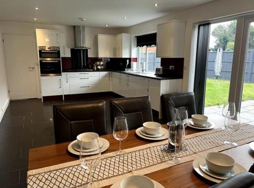 Large 5 Bedroom House Sleeps 10 Ideal for Contractors