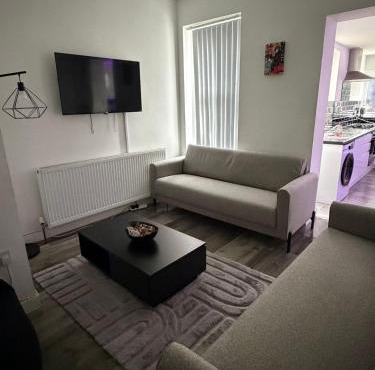 Large 6 Bed 6 Bathroom House - Ideal For Families, Large Groups, Contractors & Business Travellers