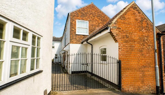Large Apartments next to East Midlands Airport with Free Gated Parking!
