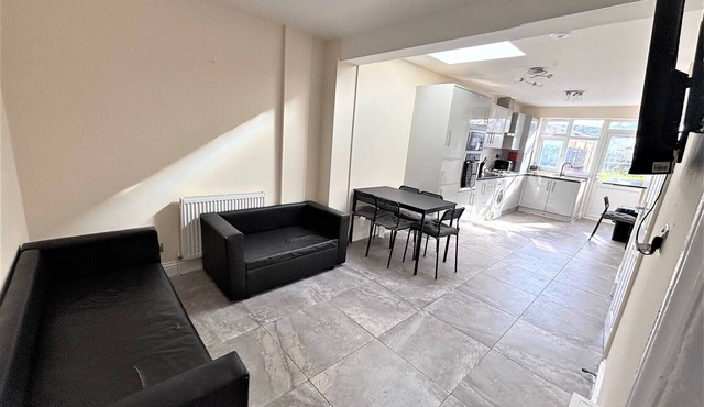 Large & Cozy 5-Bed House in a Quiet Dagenham Area