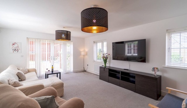 Large Family Home 8+2 near Bicester Village - Pass the Keys