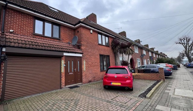 Large Home In Barking 1gbps WiFi & Free Parking
