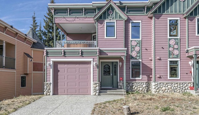 Large Townhouse at the top of the Knoll with BBQ, Hot Tub, Laundry and Garage!