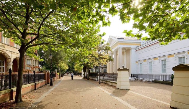 Leafy New Walk & Museum views, with parking and AC