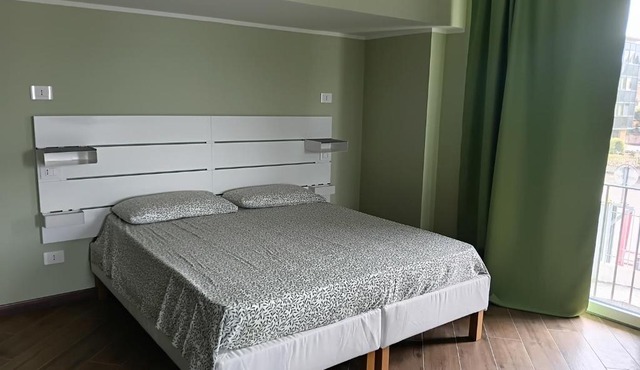 - Linate Home Suite- FREE Early check in upon availibility - onsite secure parking and 10 minutes by walk from-to airport - Con parcheggio sorvegliato e a 10 minuti a piedi da per aeroporto-