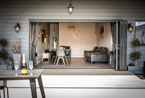 LIONHEART LARGE LUXURY LODGE - Sleeps 12, Dog Friendly, Hot Tub Hire Available, Near Sherwood Forest at Fairview Farm Nottingham, Accessible, Great for Brides,Bridesmaids ,Family Gatherings, Groups, Hen Parties, Corporate Events and Retreats,Games Rooms