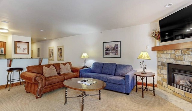 Lionshead Chalet in Ski-In/Ski-Out Building w/WiFi/Shared Hot Tubs/Pool/Laundry