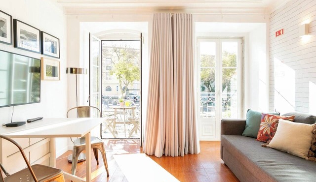Lisbon charming balcony flat w/air conditioner!