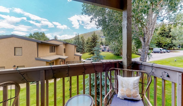 Lofted ski getaway near the slopes with WiFi, grill, patio, full kitchen & W/D