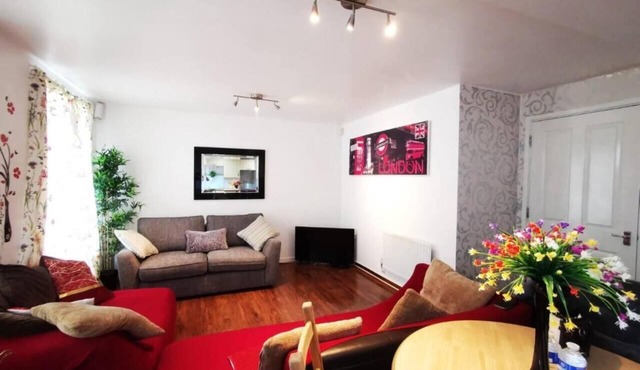 London - 2 Bed Flat - Sleeps 4 - Parking - Wifi