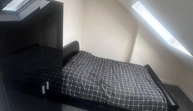 London ,Budget Double room, Not 3 star hotel ,it is just a budget friendly-No towel provided -Quite and Close to amnesties-walking distance to Hanger lane and park royal stations and busses just short distance -Elizabeth line