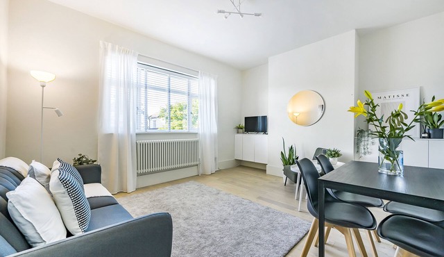 London Calling 3 bed 3 baths 5 mins from train into City