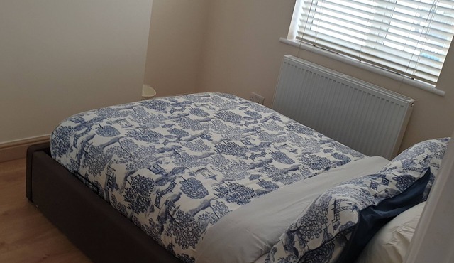 London Luxury 3 Bed Sleeps up to 12 guests, 1 min to Redbridge Stn Free Parking