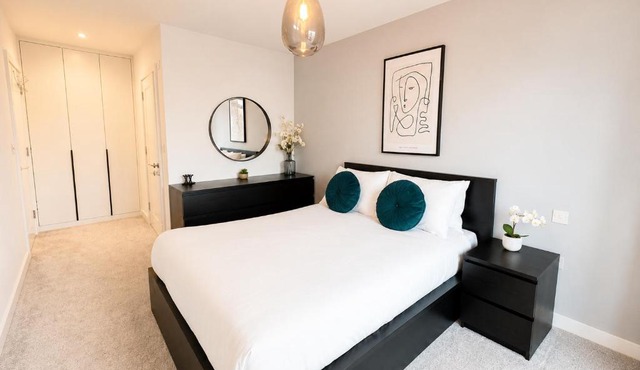 London Modern 2Bed 2Bath Flat with Parking Fast WiFi Sleeps 6