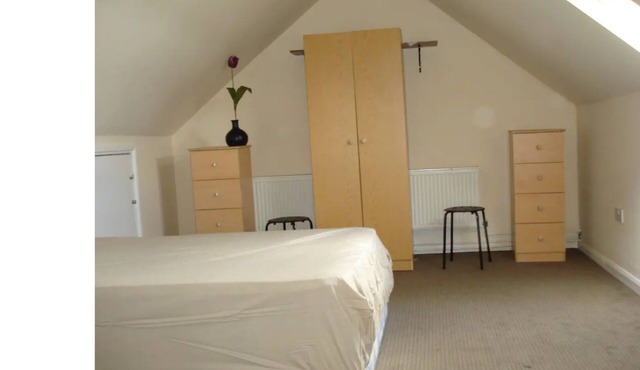 london smart Comfy Double for 4 to accommodate Near metro.