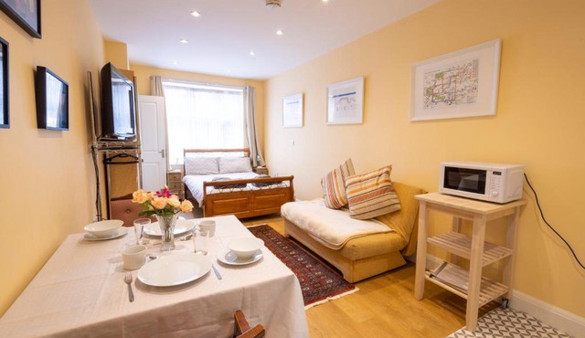London VEGETARIAN Smoke & Pet Free En-suite with EV parking