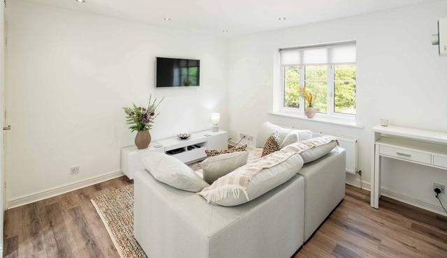 Loughton Hideaway: Cozy 1BD Near Tube and Nature