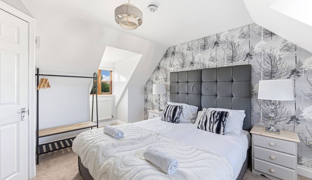 Loughton House Prime Location Driveway Parking Smart TVs Super-Fast WiFi Yoko Property