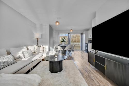 Lovely 2-Bed House with parking