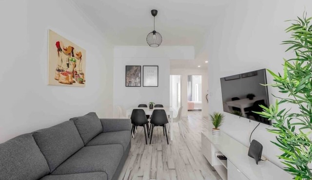 Lovely 3-bedroom condo w/free parking on premises