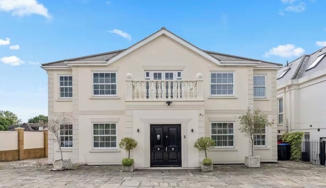 Lovely 8 Bedroom Mansion- Chigwell