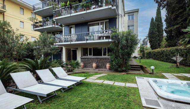 Lovely apartment with hot tub, sauna, WIFI, A/C, TV, terrace and pets allowed, close to Sirmione