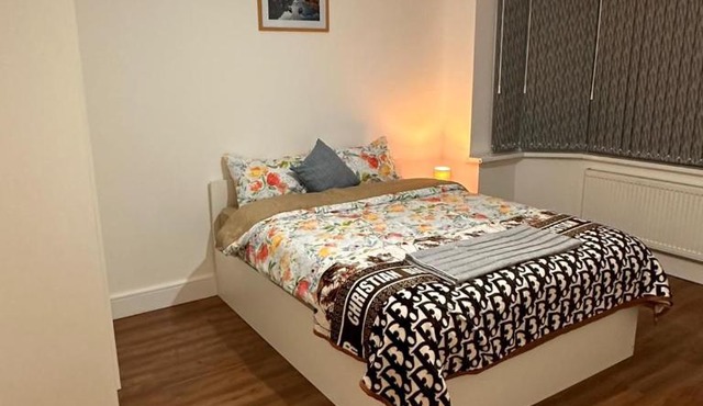 Lovely Hillingdon Family Holiday Home - 6 bedrooms