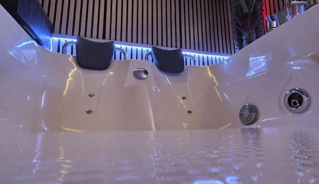 Loveroom waterloo, Suite romantique avec Jacuzzi et sauna privatifs