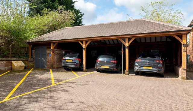 Lux, Light & Spacious- Chilterns - Pass the Keys