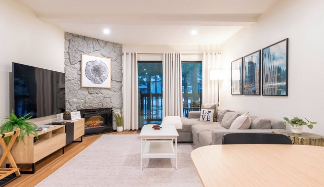 Lux Retreat | Walk to Eagle Lift | Covered Parking