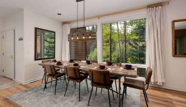 Luxe Home | Minutes To Skiing | Hot Tub