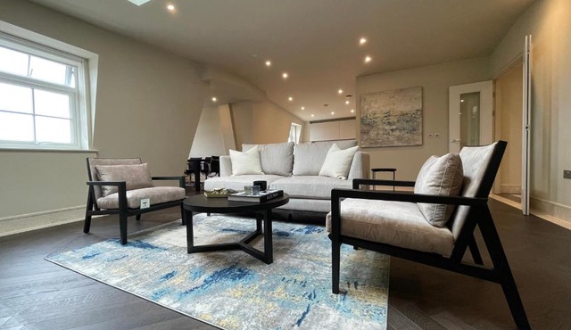 luxurious, 2 bed, 2 bath penthouse apartment in highly desirable Chigwell CHCL F8