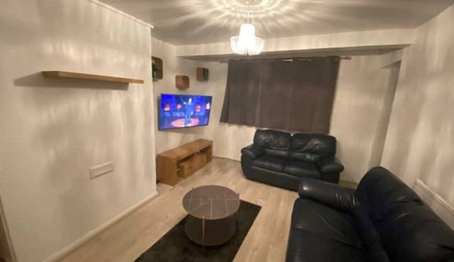 Luxurious 2 Bedroom Flat With Balcony London