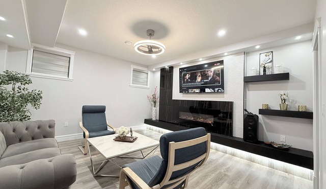 Luxurious 3-bed Suite, 10 min to shopping malls & airport, Modern Finishings