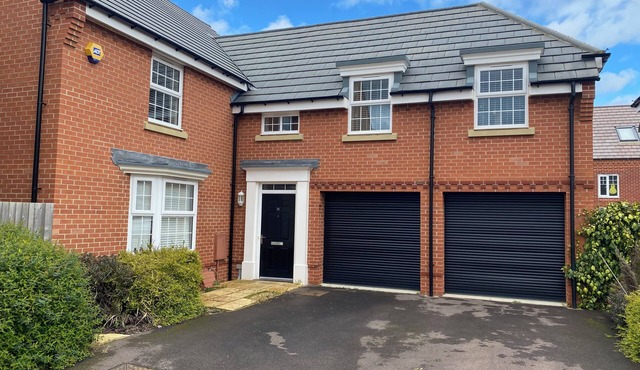 Luxurious 4 br detached house in cul-de-sac ideal for family or group of friends