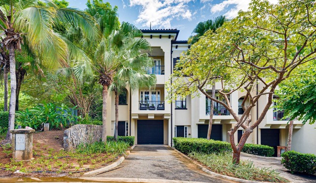 Luxurious 4BR/4BA Townhome in Gated Pacifico Community