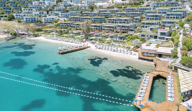 Luxurious Beachfront Flat with Hotel Amenities Inside a 5-Star Resort
