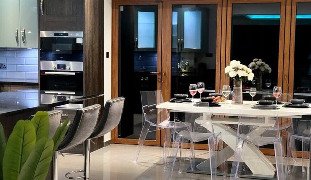Luxurious House with Spa Bath & Private Garden