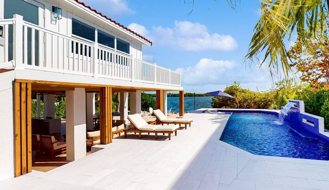Luxurious oceanfront/view gem with private pool, kayaks & outdoor kitchen
